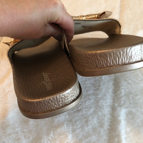 NWT gold bow slides - Picture 3 of 4